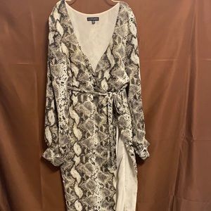 Snake dress, long sleeve, slit thigh.